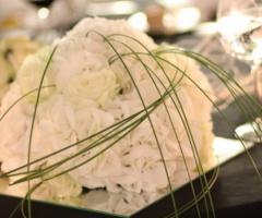 Centrotavola di fiori bianchi per il matrimonio