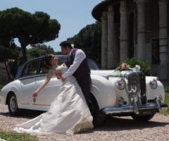 Sposi con la macchina per la cerimonia di matrimonio