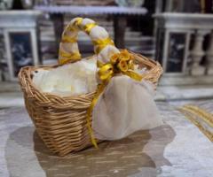 Cestino di petali di fiori per il lancio agli sposi