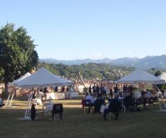 Allestimento del matrimonio in giardino sotto i gazebi