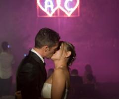 Fouchi d'artificio a frma di cuore con le iniziali degli sposi