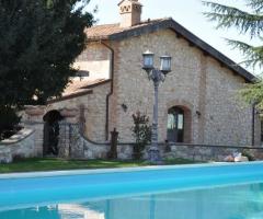 Matrimonio in Sabina a bordo piscina