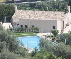 Esterno dell'Hotel Kallikoros per ricevimento matrimonio con vista parco e piscina