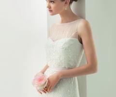 Abito da sposa ricamato con velo sul decollette - Collezione Luna Novias