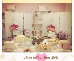 Allestimento del tavolo dei dolci