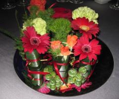 Sushi di fiori su specchio, per un centrotavola originale e moderno - Amaryllis creazioni floreali