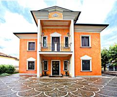 Gioielleria Residori - L'esterno della gioielleria a Mantova