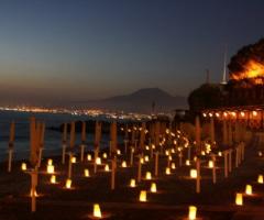 Fiaccole sulla spiaggia per il ricevimento di matrimonio