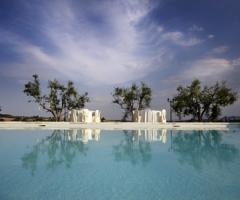 Vista dalla piscina della location di nozze