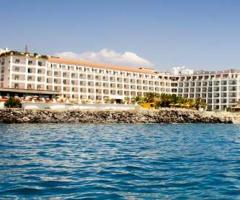 Vista frontale dell'esterno dell'hotel