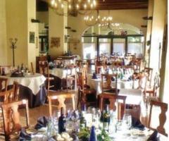 Allestimento dei tavoli presso il Ristorante Corte Benedettina