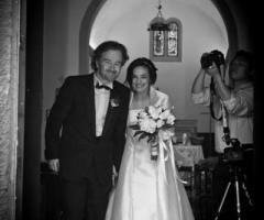 Sposo durante la cerimonia di matrimonio in chiesa