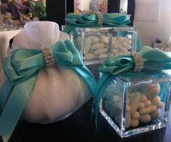 Scatoline in plexiglass e sacchetti porta confetti con fiocchi blu