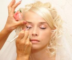 Trucco rosa per la sposa bionda