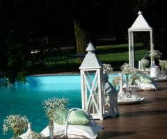 Lanterne per allestire la piscina della location