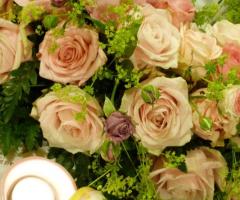 Particolare addobbo floreale con candela e segnaposto