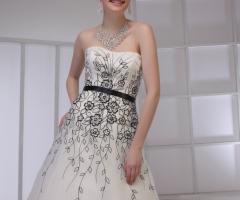 Abito da sposa con ricami neri e cintura nera