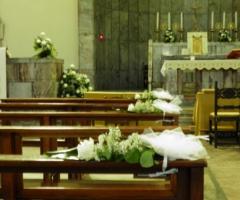Addobbi floreali per i banchi della chiesa