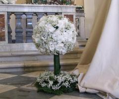 Dettaglio floreale per l'allestimento della chiesa