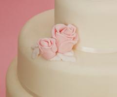 Fiori applicati sulla torta nuziale