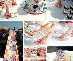 Dessert table-piramide di macarons, biscottini a forma di caramella e donuts