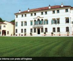 Corte interna con giardino all'inglese della location di nozze