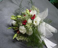 Bouquet rose bianche e peperoncini