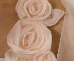 Dettaglio abito da sposa rosa pastello