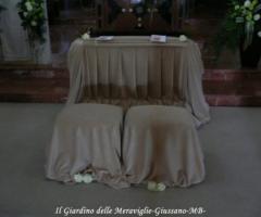 Allestimento delle sedute degli sposi in chiesa