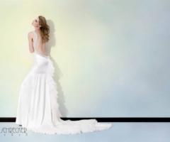 Abito da sposa con spalline gioiello che percorrono i profilo della schiena totalmente scoperta