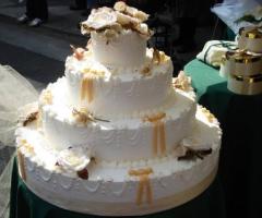 Torta nuziale con fiocchetti gialli