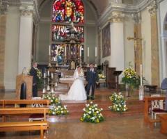Allestimento della chiesa per le nozze
