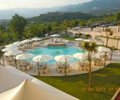 Ricevimento di matrimonio a bordo piscina