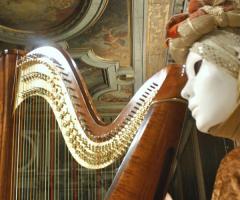 Arpa e musicista in maschera veneziana