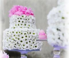 Torta nuziale fatta di margheritine bianche