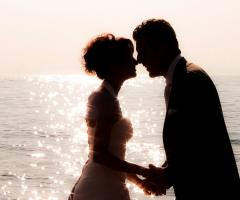 Foto in penombra del bacio degli sposi