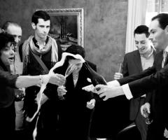 Foto in stile reportage del brindisi agli sposi