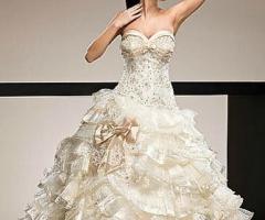 Corpetto dai ricami pregiati e gonna pomposa dai particolari elaborati ed originali -  Victoria Paradise Spose