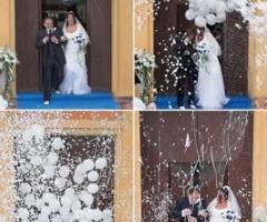 Gli sposi sotto una pioggia di palloncini