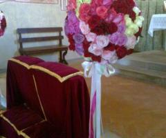 Bowl di rose colorate per la chiesa