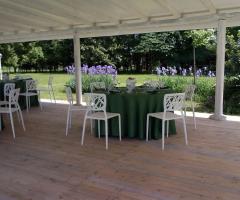 Tavoli preparati in gazebo, la veranda