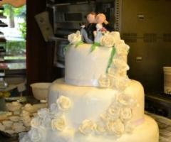 Torta nuziale con decorazioni di rose bianche