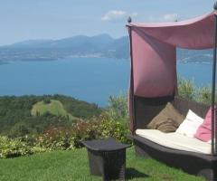 Allestimento di un gazebo durante il matrimonio