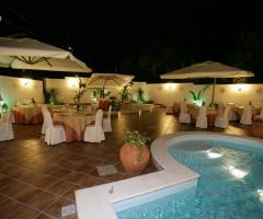 Matrimonio serale a bordo piscina