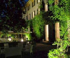 La villa illuminata per un matrimonio serale