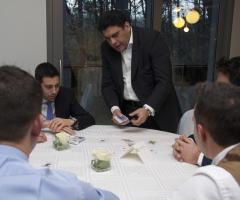 EddyMagic mentre fa un gioco di carte ad un matrimonio