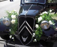 Fiori per l'automobile degli sposi