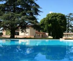 La splendida piscina della Villa Valfiori, a San Lazzaro di Savena