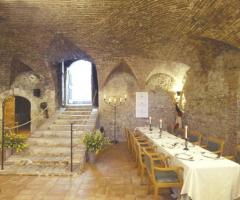 Allestimento di tavoli per il ricevimento nelle cantine del Castello di Casigliano