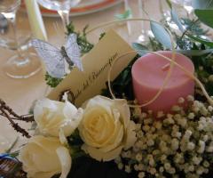 Centrotavola candela e rose bianche